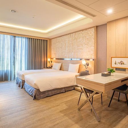 Guide Hotel Taichung Ziyou Luaran gambar