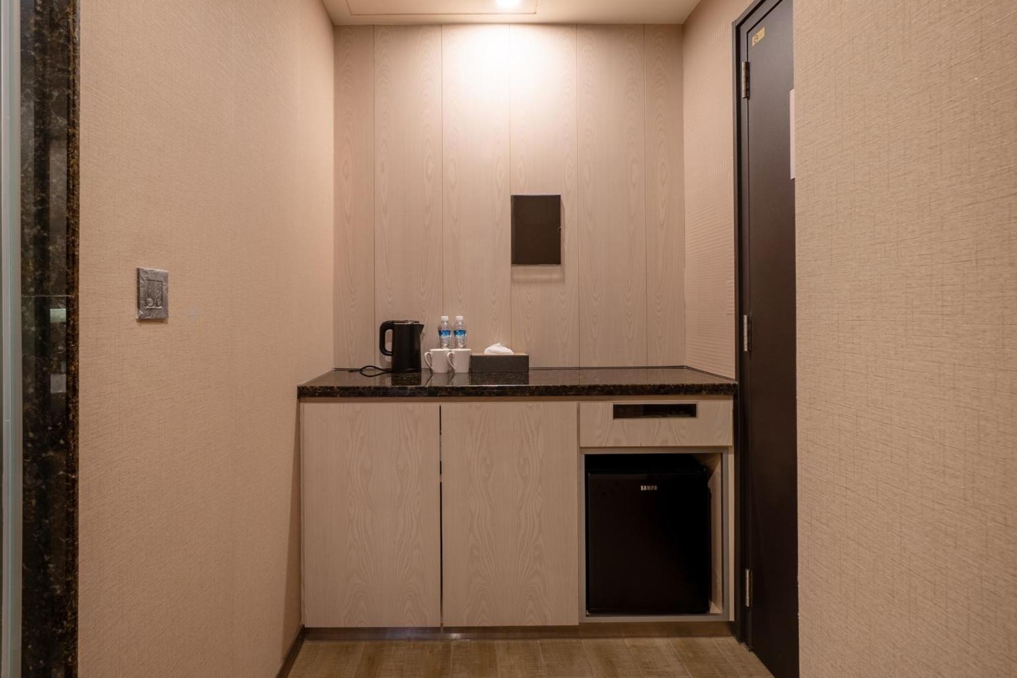 Guide Hotel Taichung Ziyou Luaran gambar