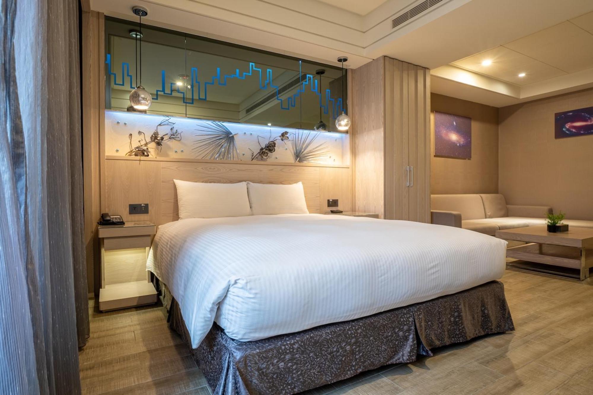 Guide Hotel Taichung Ziyou Luaran gambar