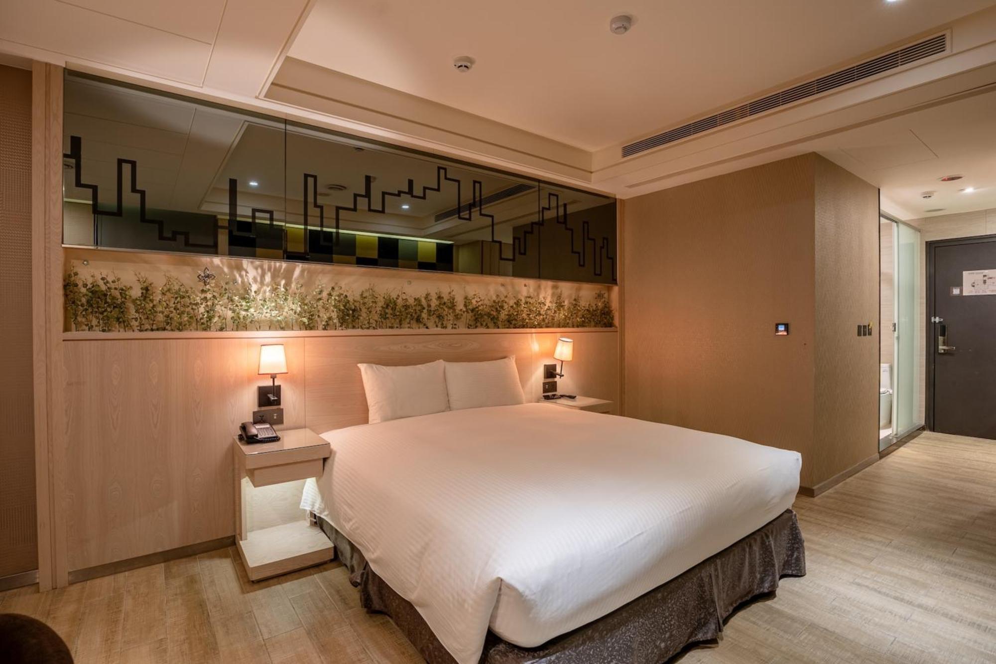 Guide Hotel Taichung Ziyou Luaran gambar