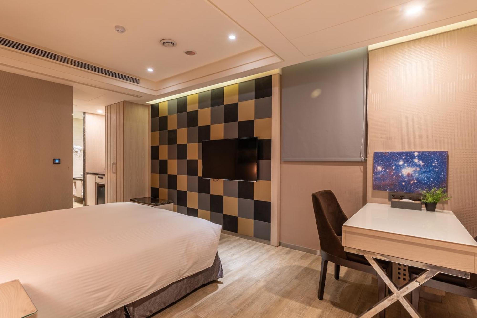Guide Hotel Taichung Ziyou Luaran gambar