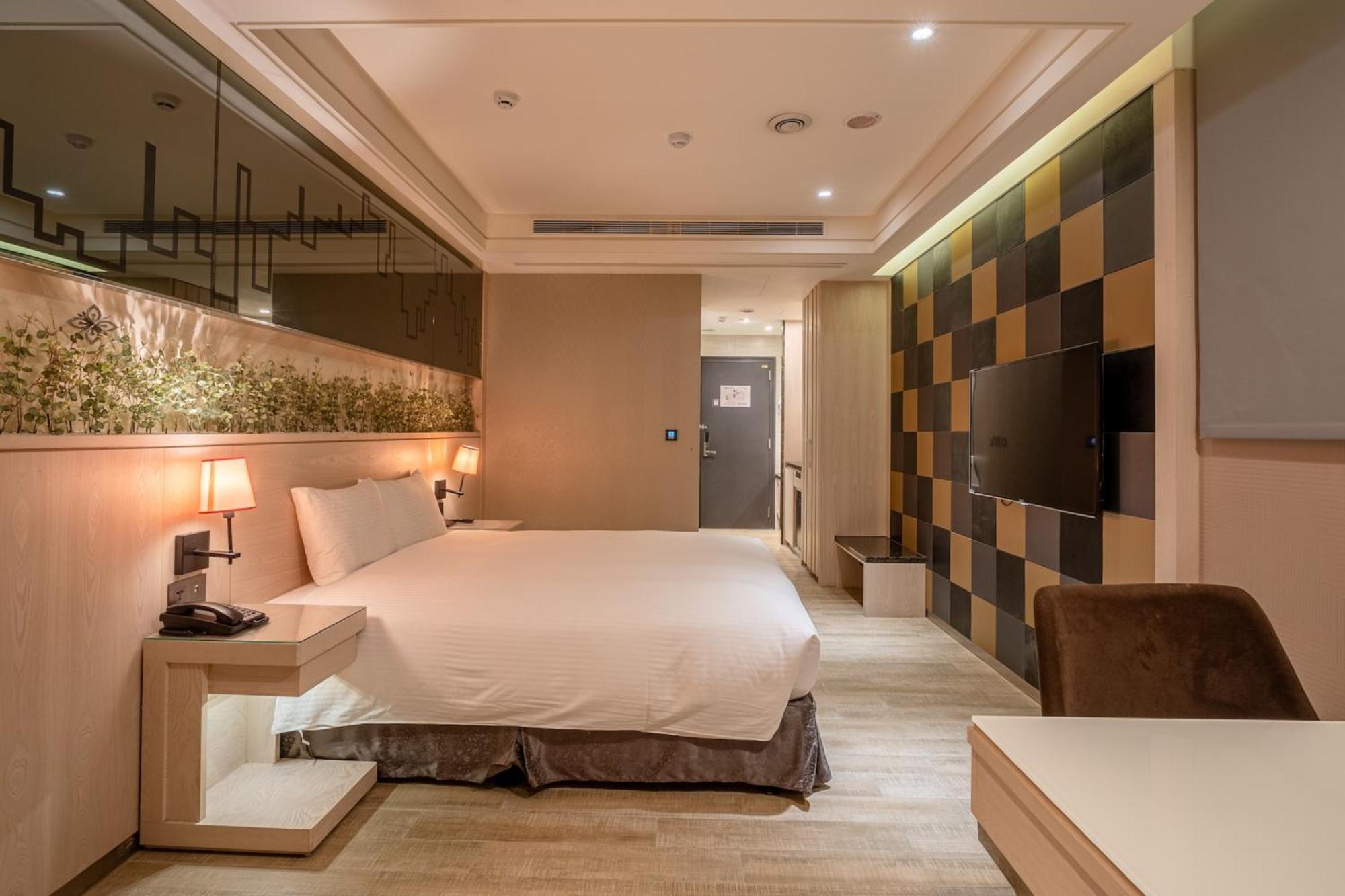 Guide Hotel Taichung Ziyou Luaran gambar
