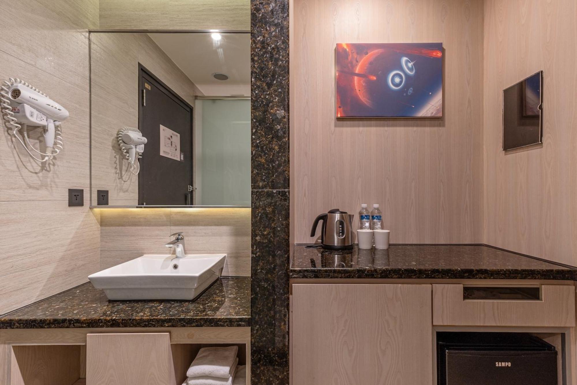 Guide Hotel Taichung Ziyou Luaran gambar