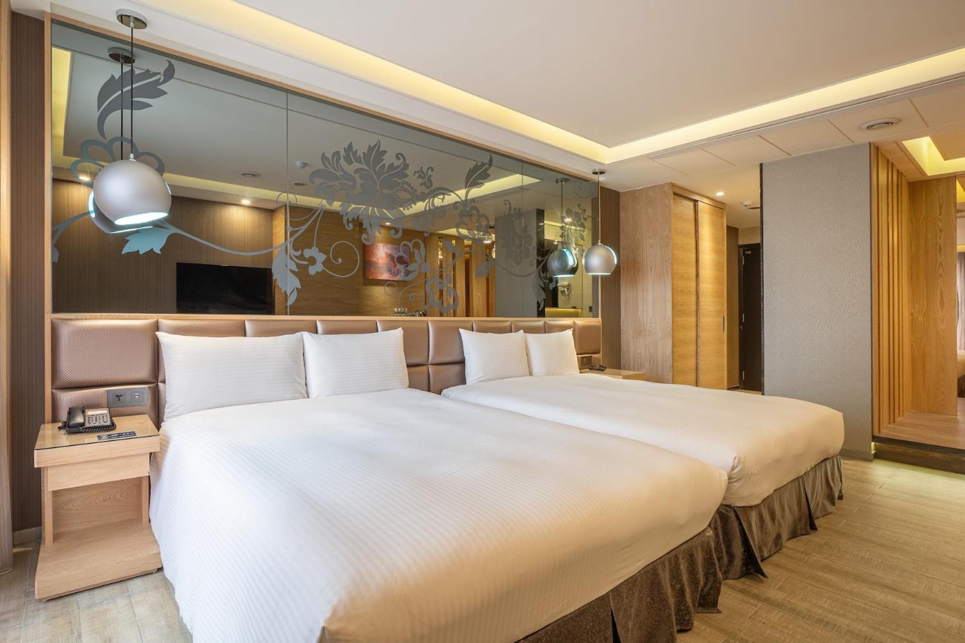 Guide Hotel Taichung Ziyou Luaran gambar