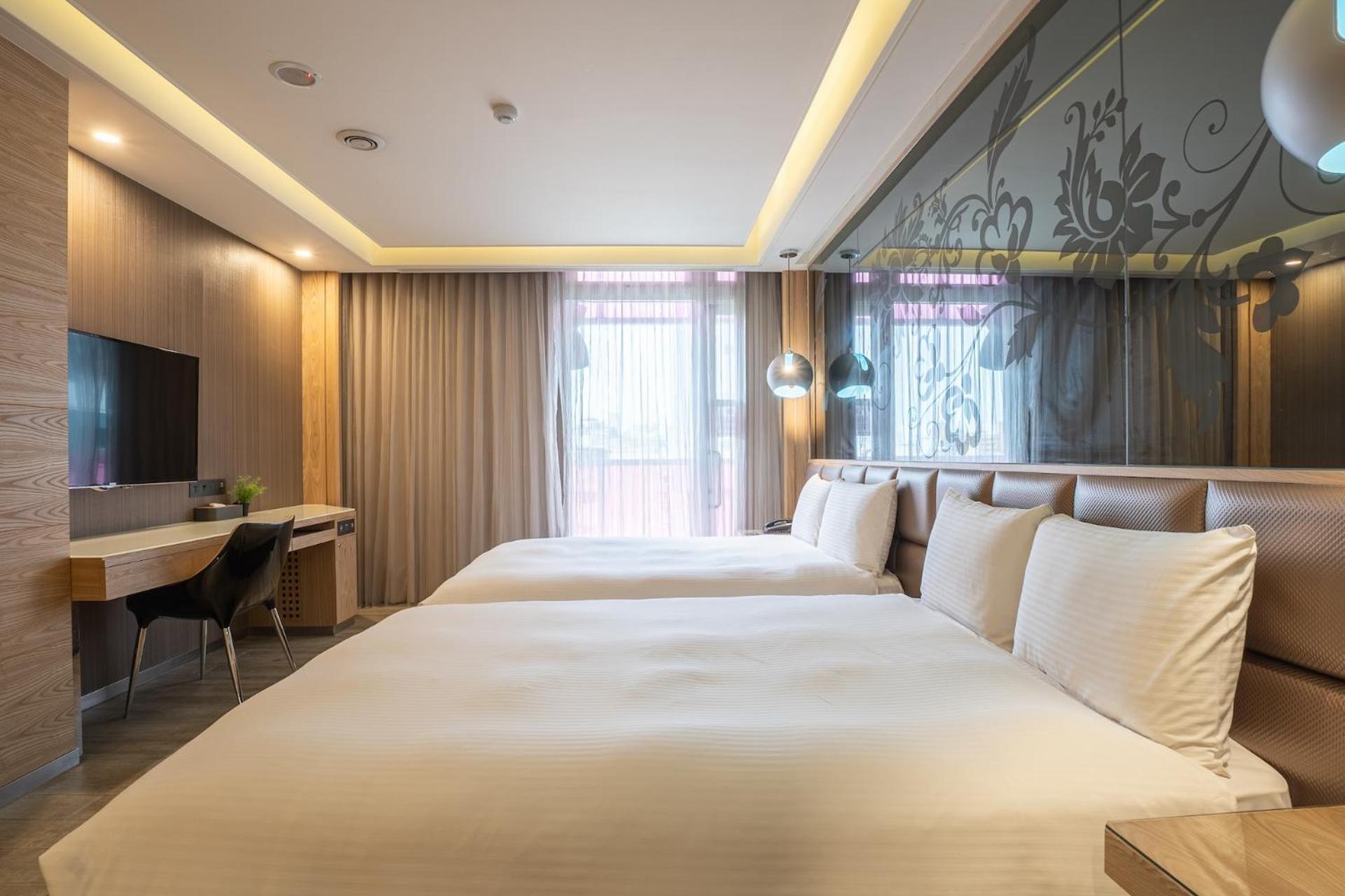 Guide Hotel Taichung Ziyou Luaran gambar