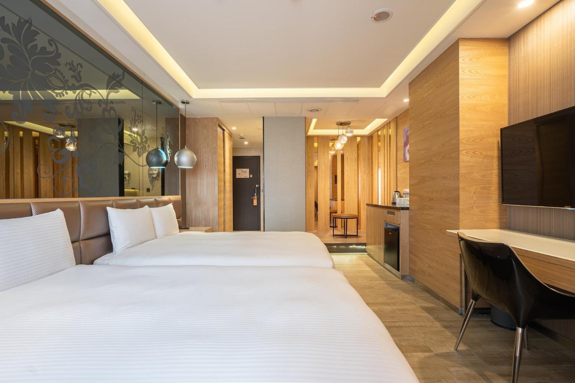 Guide Hotel Taichung Ziyou Luaran gambar