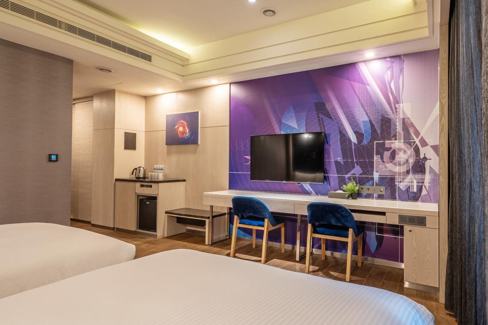 Guide Hotel Taichung Ziyou Luaran gambar
