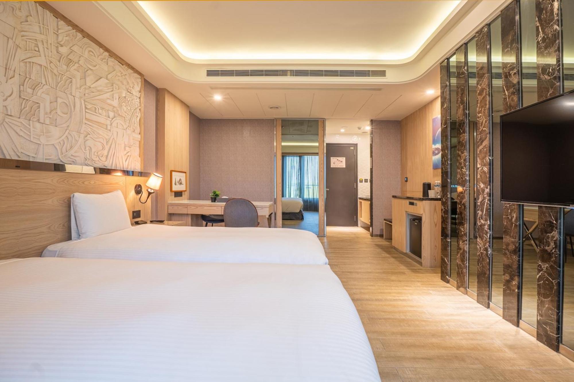Guide Hotel Taichung Ziyou Luaran gambar