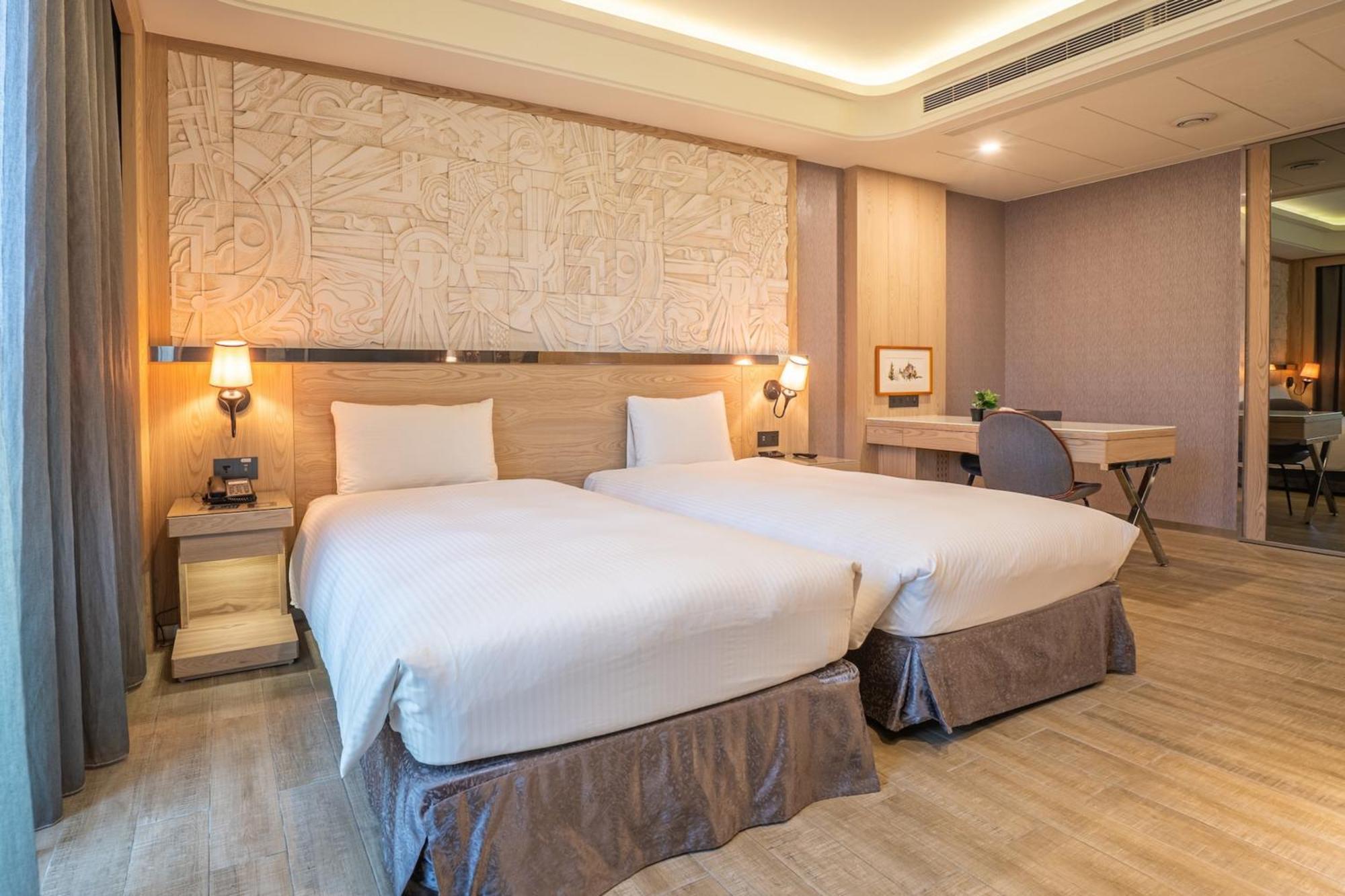 Guide Hotel Taichung Ziyou Luaran gambar
