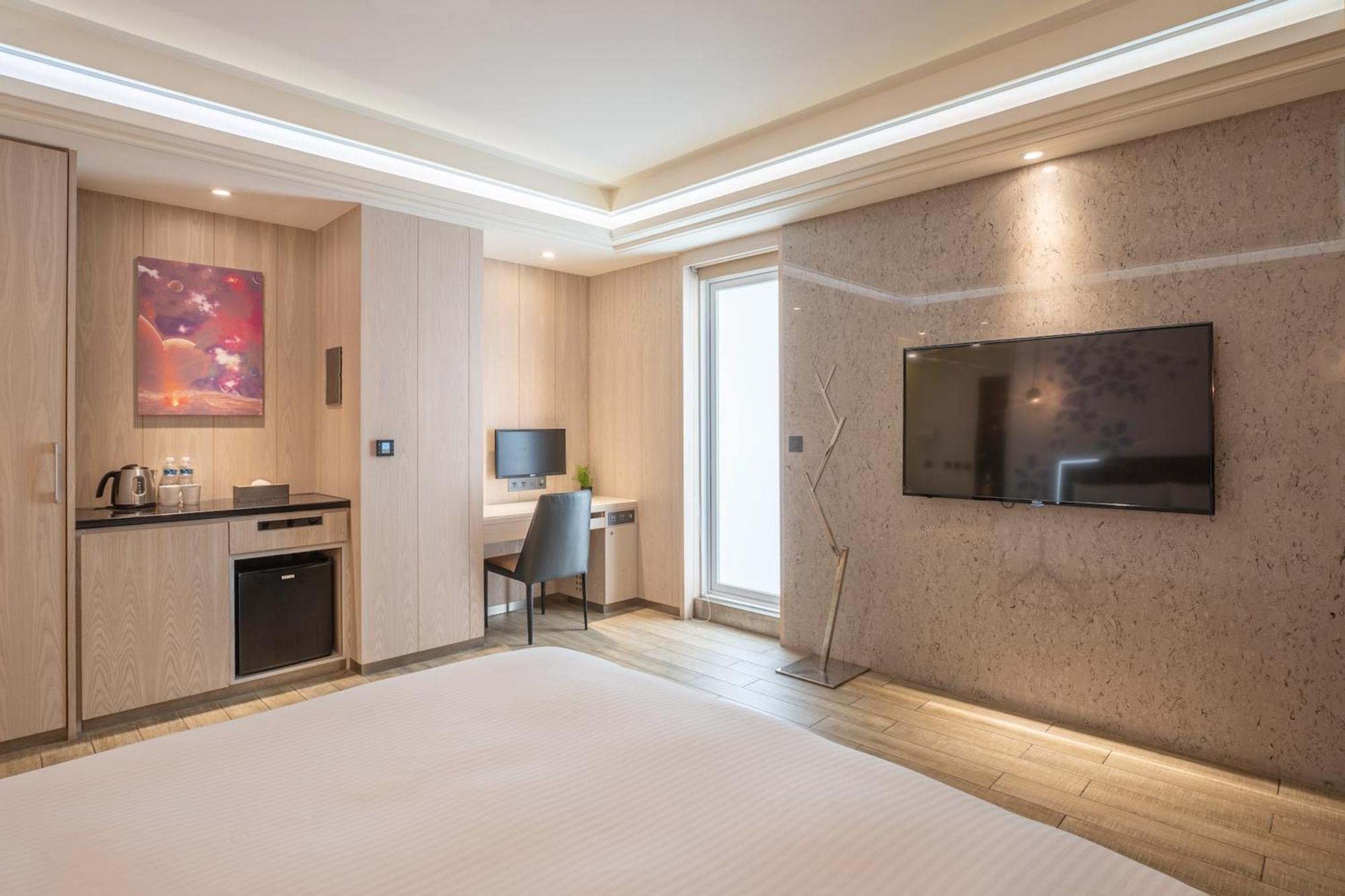 Guide Hotel Taichung Ziyou Luaran gambar