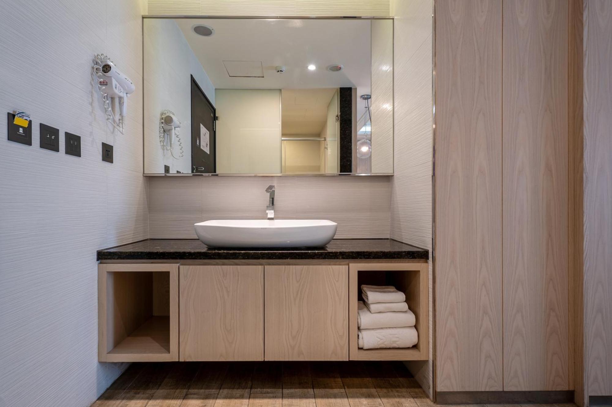 Guide Hotel Taichung Ziyou Luaran gambar