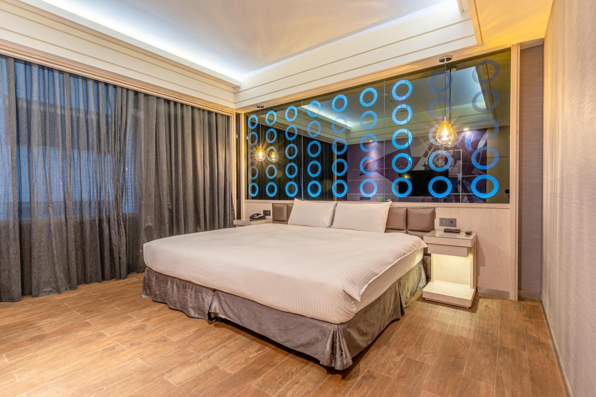 Guide Hotel Taichung Ziyou Luaran gambar