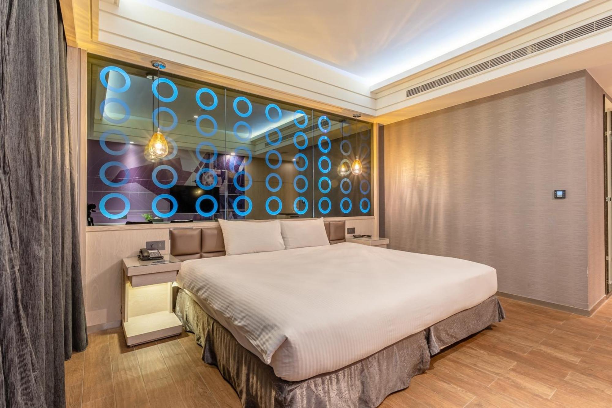 Guide Hotel Taichung Ziyou Luaran gambar
