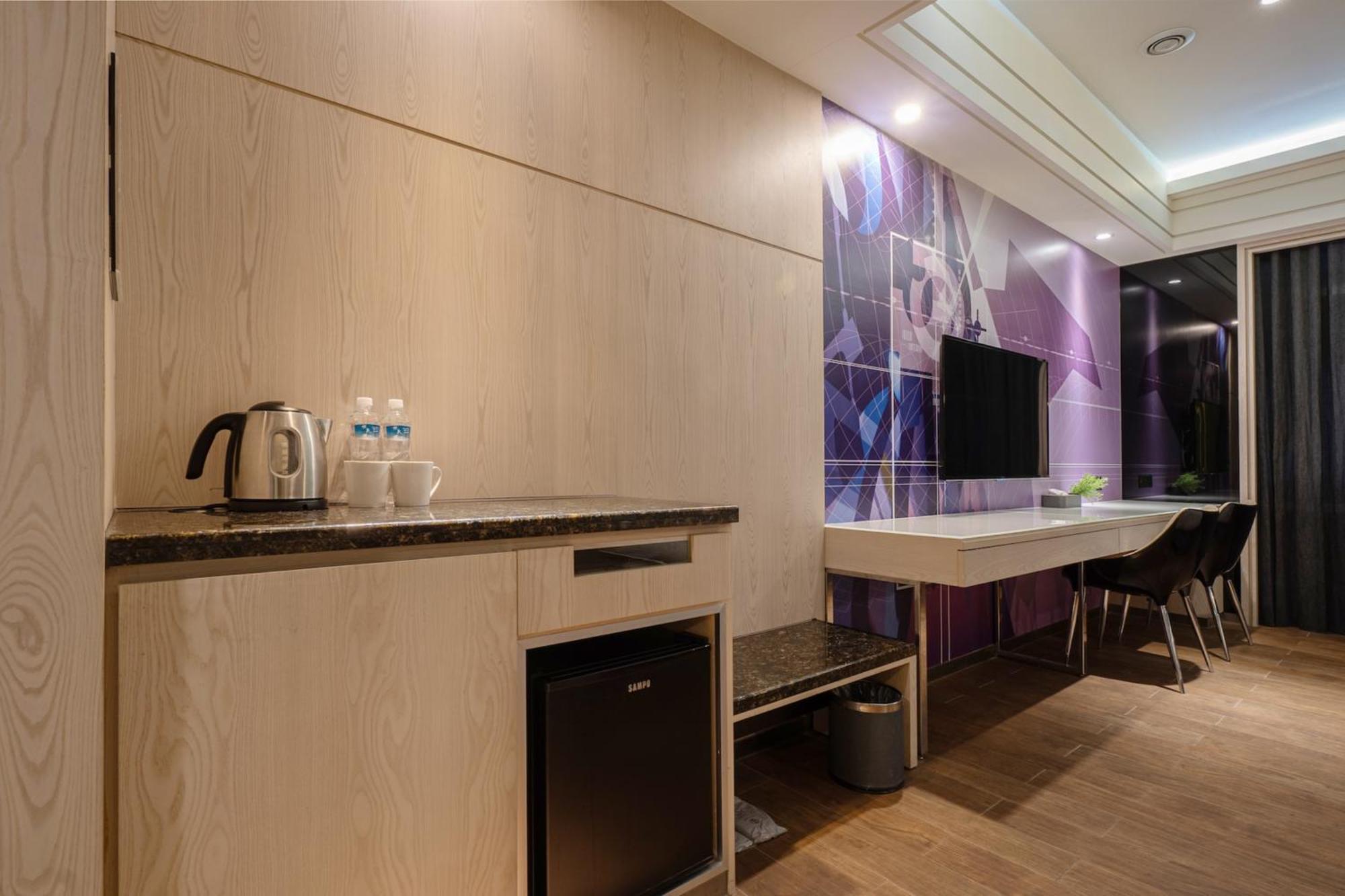 Guide Hotel Taichung Ziyou Luaran gambar