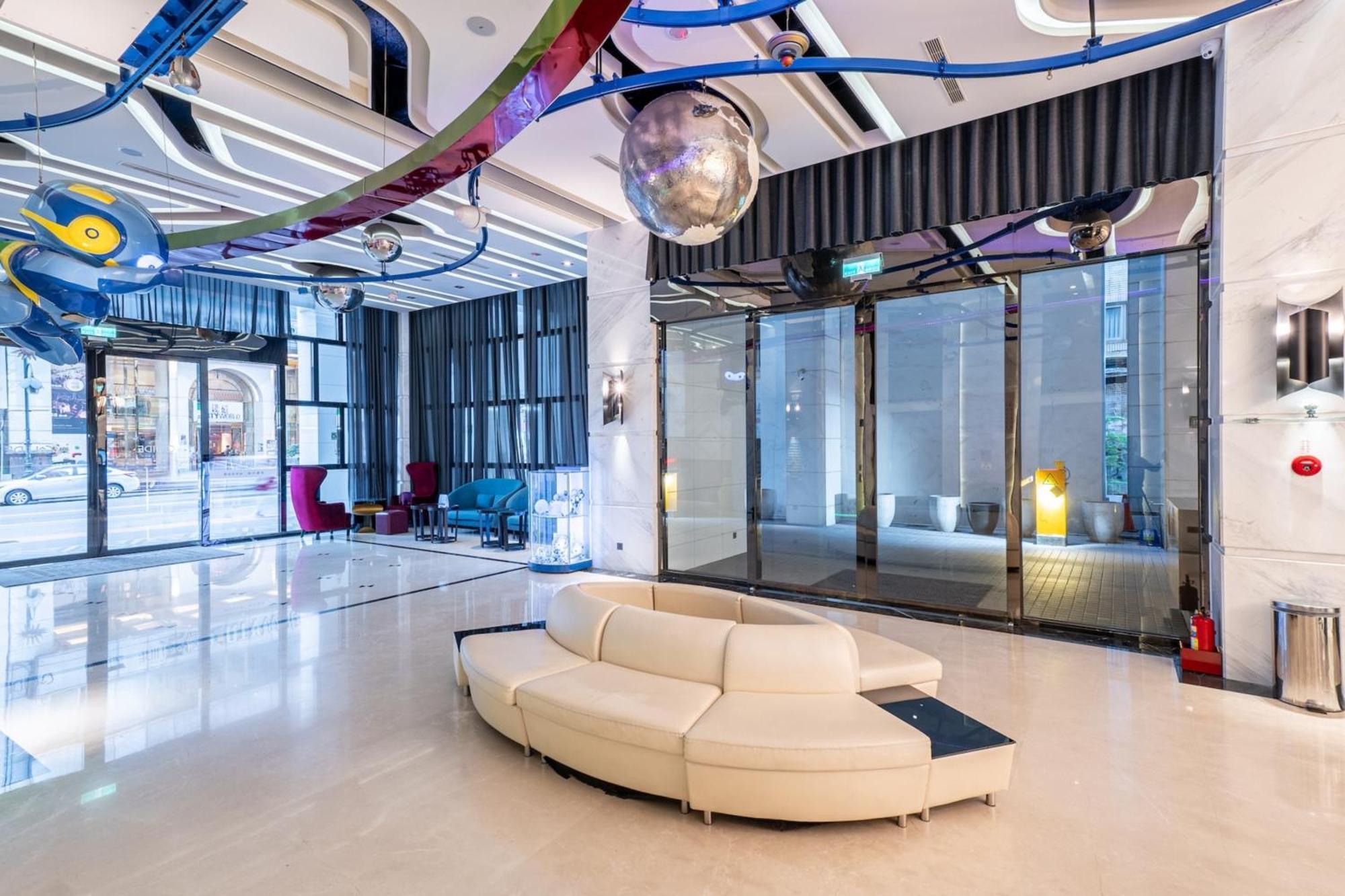 Guide Hotel Taichung Ziyou Luaran gambar