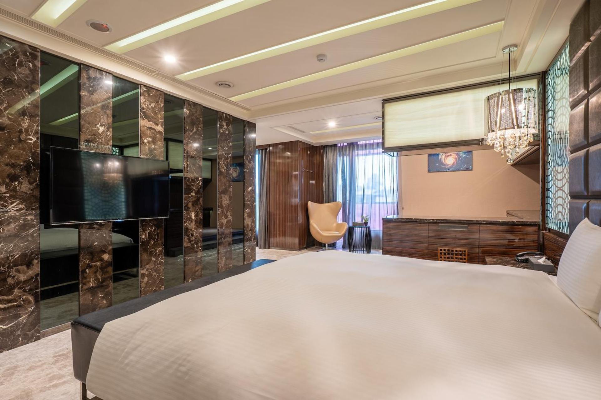 Guide Hotel Taichung Ziyou Luaran gambar